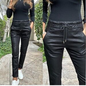 Bevy Flog Shely Black Snake Print Pant size 26
